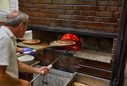 Emblematicele pizzerii din New York ar putea deveni istorie. Orașul le-a pus gând rău localurilor care folosesc cărbuni și lemne de foc