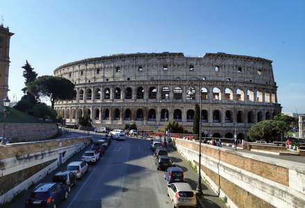 Un turist care şi-a scrijelit numele pe Colosseum riscă până la 5 ani de închisoare