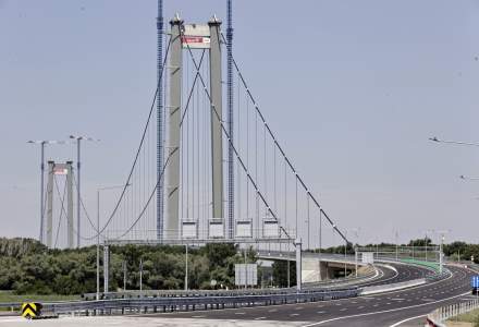 Deschiderea podului de la Brăila, amânată. Mai multe mașini au fost lăsate din greșeală să urce pe pod