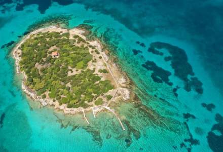 Vacanță inedită la greci: insula privată pusă la bătaie pentru închiriere