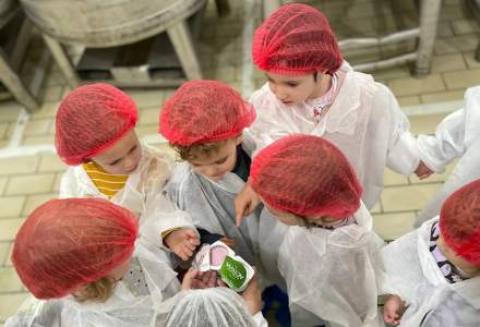 After school la Danone. Cum funcționează programul prin care compania îi învață pe copii cum se fabrică iaurtul
