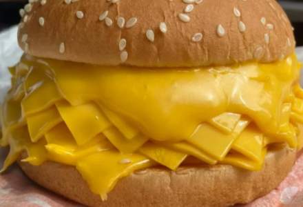 Un "munte" de cașcaval în loc de carne: Burger King face furori cu un nou sandvici în Thailanda