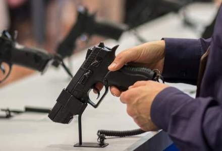 Peste 50 de arme letale introduse ilegal in Romania au fost descoperite de politisti