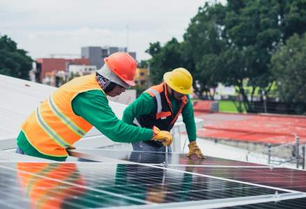 Europa face stocuri uriașe de panouri solare chinezești. Dacă ar fi instalate, fotovoltaicele din depozite ar alimenta toată România