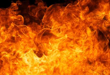 Un TIR incarcat cu butelii a luat foc pe DN 2, la Mihailesti, in judetul Buzau, mai multe butelii au explodat