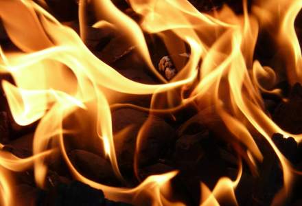 Incendiul izbucnit la Mihailesti, a fost stins; procurorii si criminalistii fac cercetari