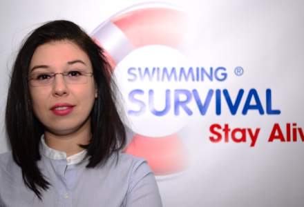 Un antrenor de natatie din Brasov a investit 18.000 euro intr-un program care te invata sa supravietuiesti in apa