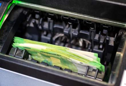 Clienții unei bănci au reușit să retragă până la 1.000 de euro de la ATM, chiar dacă aveau conturile goale