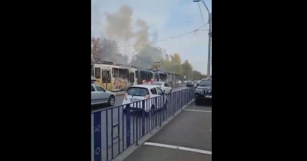 Un tramvai a luat foc în sectorul 4 din București