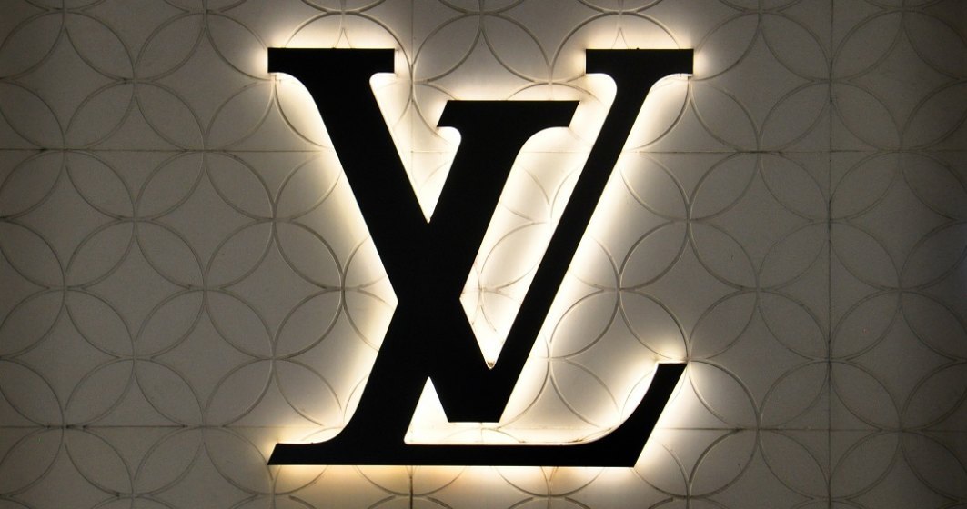 Louis Vuitton le cere angajaților să o ia pe scări în loc să folosească liftul, ca să mai taie din facturile la curent