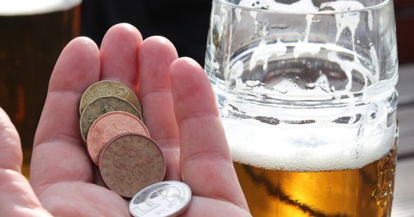 Clasamentul iubitorilor de bere: Unde se bea cea mai ieftină, dar și cea mai...