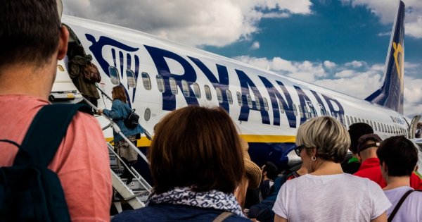 Ryanair, operatorul low-cost care vrea să bată Wizz Air în România,...