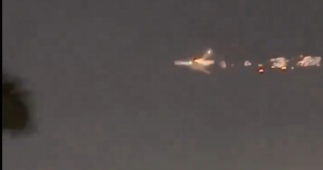 VIDEO | Încă un Boeing cu probleme. Un avion a aterizat în Miami cu un motor în flăcări