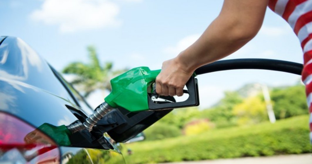 Acciza la carburanți a fost redusă cu 50% - prețurile scad cu peste 1 leu la pompă