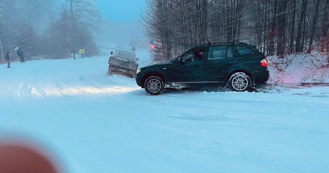 FOTO | Zăpada dă din nou bătăi de cap șoferilor: derapaje și mașini răsturnate