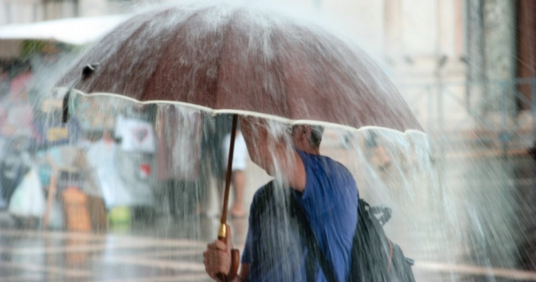 Alertă de ploi și vijelii în aproape toată țara