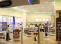 Poza 1 pentru galeria foto Cum arata o farmacie de mall: Multe cosmetice si mai putine medicamente