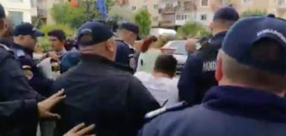 Toti protestatarii anti-Dragnea de la Topoloveni, luati cu duba de jandarmi