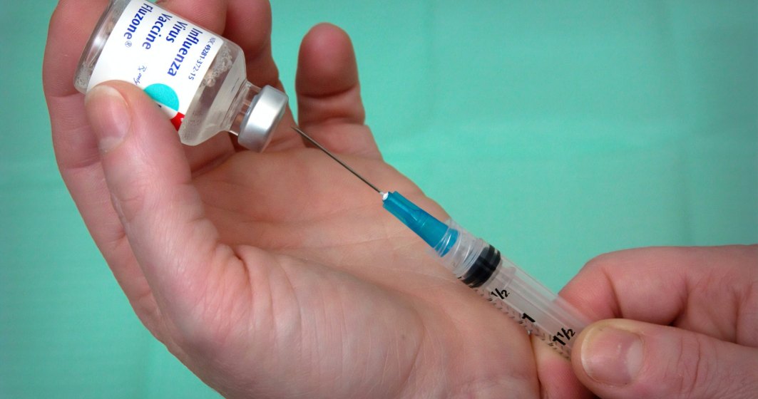 Vaccinul anti-COVID produs de AstraZeneca, pus pe pauză după apariţia unei reacții adverse la un participant