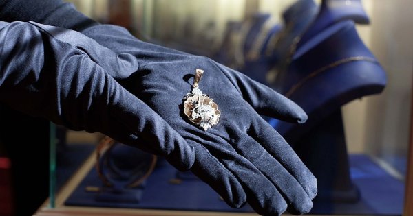 O bijuterie a Reginei Elisabeta, scoasă la o licitație care va avea loc pe 23...