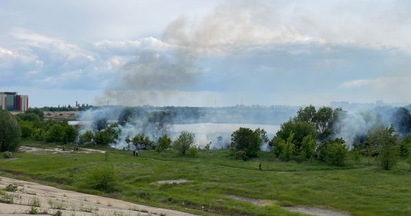 FOTO l Incendiu în Delta Văcărești: 5 autospeciale ISU sunt prezente