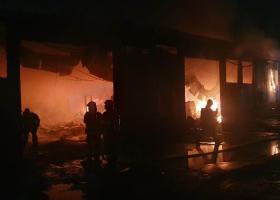 ISU: Un depozit de mase plastice din București a luat foc și există risc de...