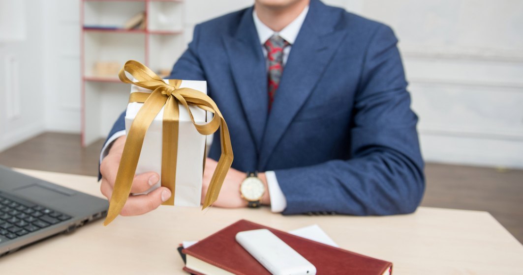 Companiile apelează la cadouri pentru a-i înveseli pe angajați