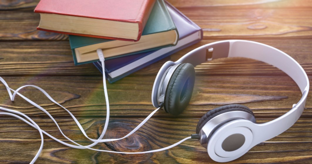 Românii nu prea mai citesc cărți, dar le ascultă: 1,5 milioane de ore cărți în limba română, ascultate în 2022