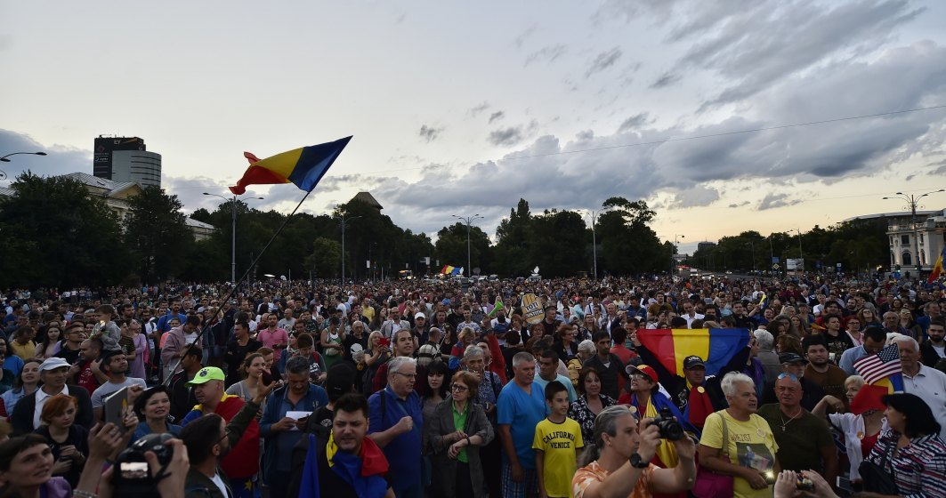 Proteste in Bucuresti: aproximativ 3.000 de manifestanti au blocat Piata Victoriei