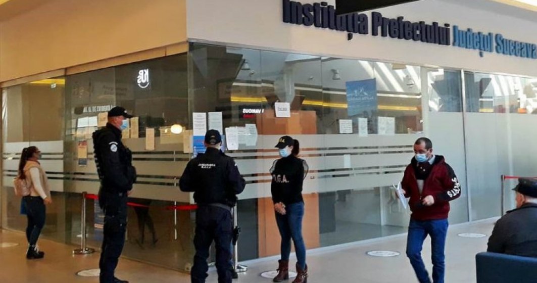 Un milion de euro ascunși în ligheane și găleți de angajații de la Permise și RAR din Suceava