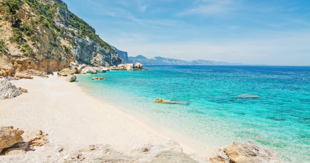 Fără prosoape, timp limitat, turiști puțini. Cum se protejează cele mai populare plaje din Sardinia de numărul mare de turiști