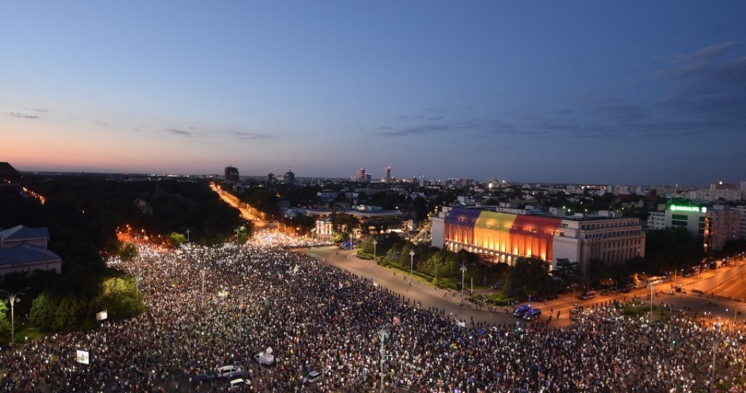 "Democratia moare in gaze si bastoane!". Romanii se pregatesc sa iasa din nou in Piata Victoriei