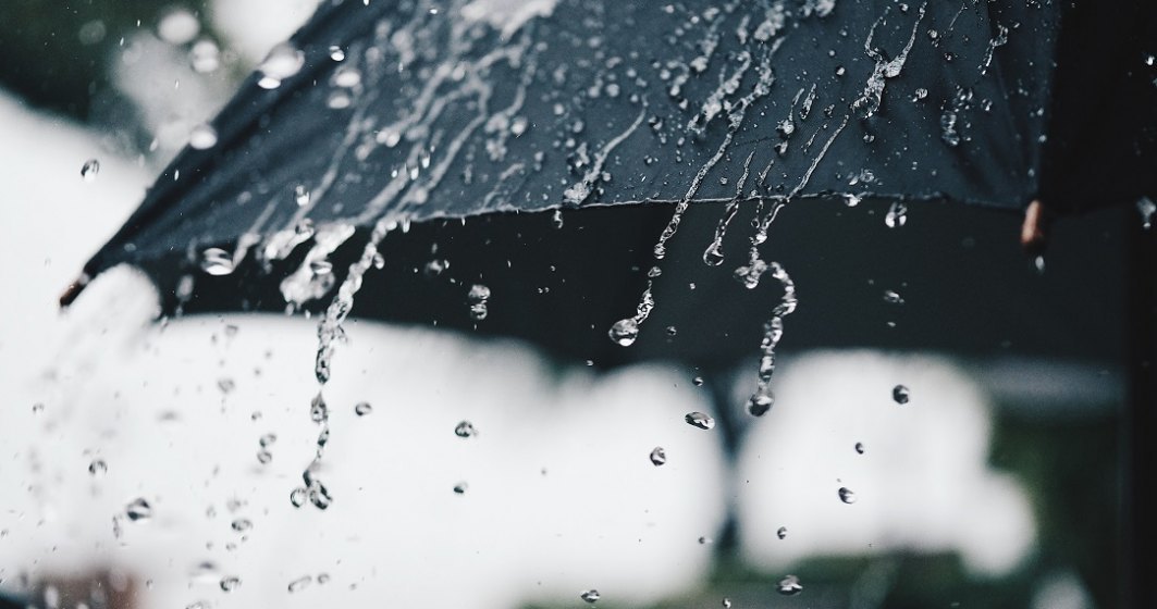Avertizarea ANM: Ploi torențiale și vijelii în toată țară până marți dimineață
