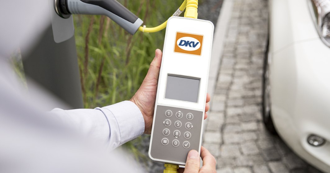 DKV colaboreaza cu Ubitricity pentru un cablu inteligent de incarcare si tarifare pentru masini electrice
