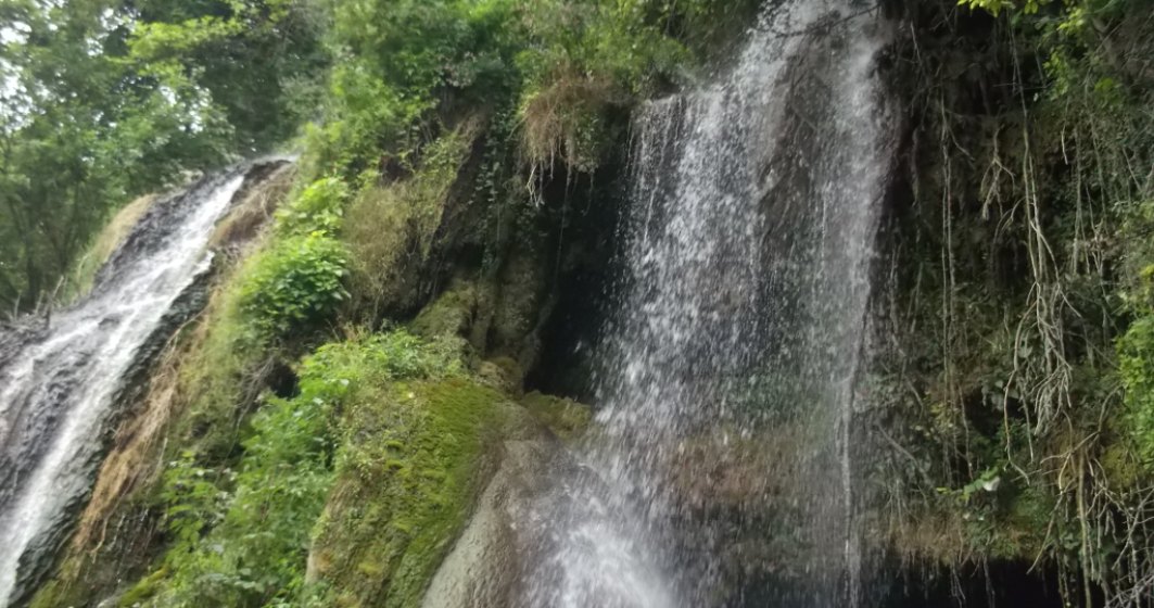 Prăbușire la una dintre cele mai frumoase cascade din România, Clocota. Autoritățile spun că acum e mai spectaculoasă