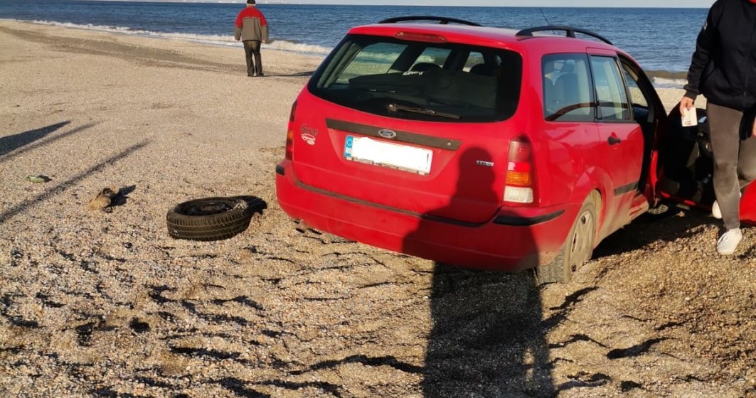 FOTO | Încă un șofer ”aventurier” a fost amendat pentru că a intrat cu mașina pe plajă