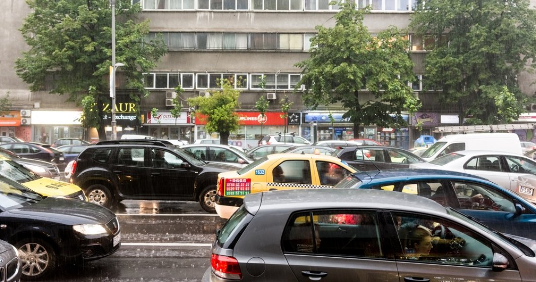 Efectele furtunii din București: Străzi inundate și mașini lovite de copaci
