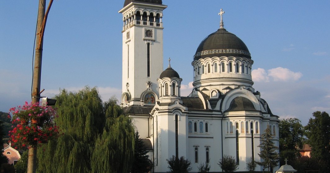 Nelu Tătaru explică de ce se poate intra în biserici și în teatre nu: Biserica este a cartierului