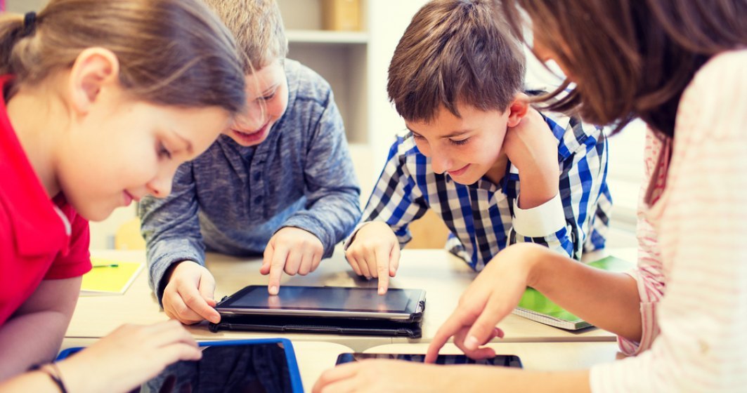 Salvați Copiii donează 40 de tablete cu internet inclus pentru elevi din familii sărace