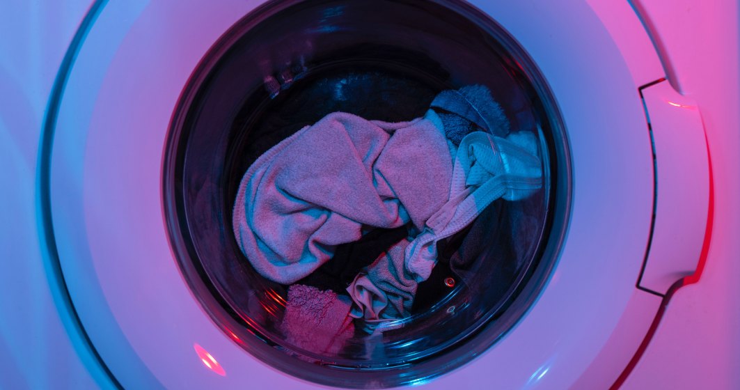 Studiu Ariel: 20% dintre români spală hainele de mână. Greșeala pe care o fac cei care au mașini de spălat