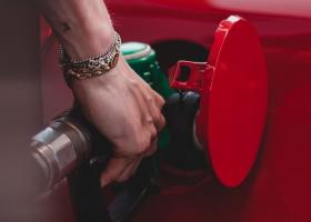 "Turismul" carburanților. Pentru că preţurile la benzină sunt mari la ei în...