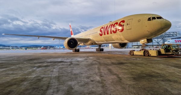 O vacanță cu bucluc: Un avion elvețian a aterizat în Spania fără niciun bagaj...