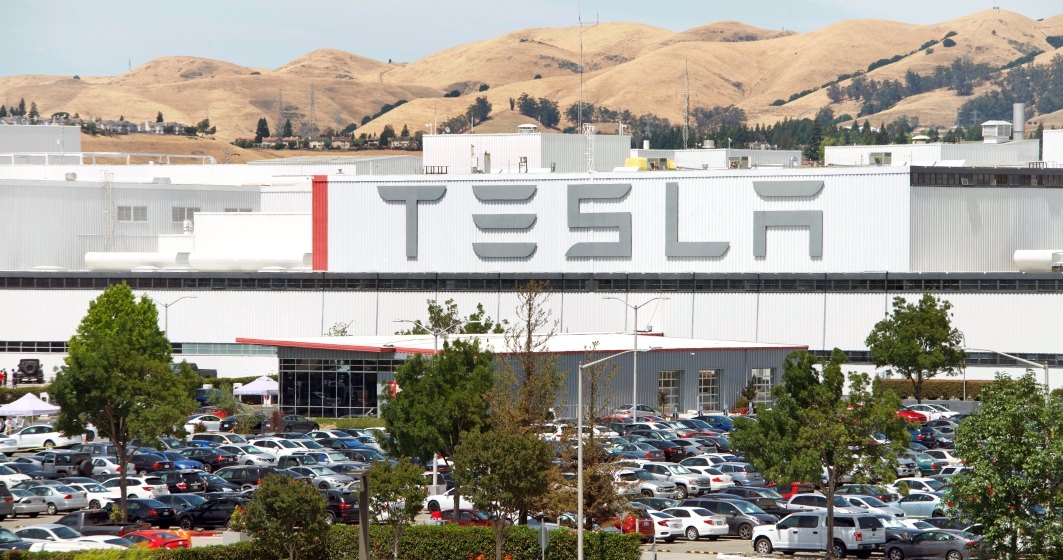 Tesla a concediat doi angajati după ce Elon Musk le-a spus că pot sta acasă din cauza Covid-19