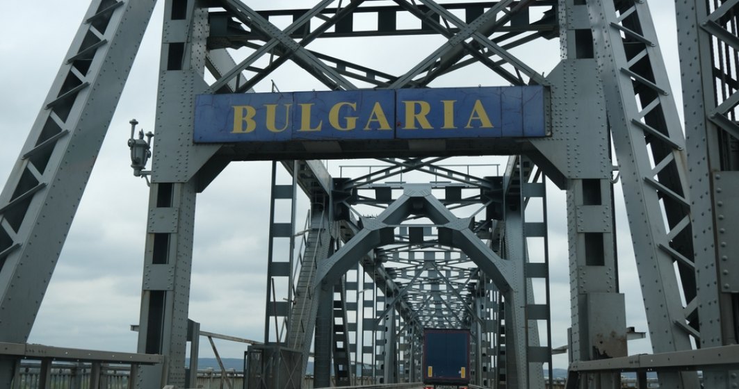 Taxa de pod de la Giurgiu ar putea fi plătită online. Autoritățile au descoperit abia acum că sunt cozi și accidente