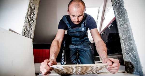 Salarii construcții: Cât câștigă un muncitor în România față de unul care...
