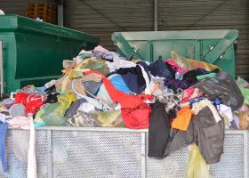 Europenii aruncă masiv haine la gunoi: Din 11 mil. tone de deșeuri textile,...
