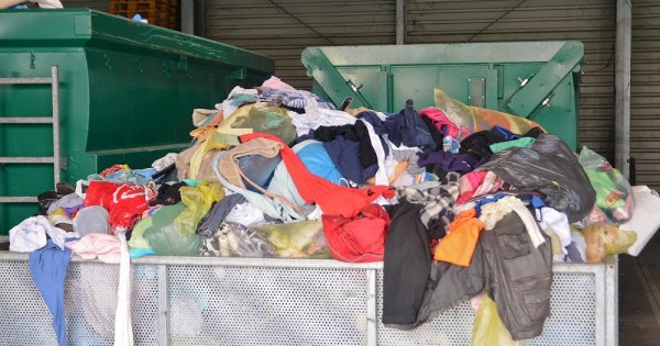 Europenii aruncă masiv haine la gunoi: Din 11 mil. tone de deșeuri textile,...