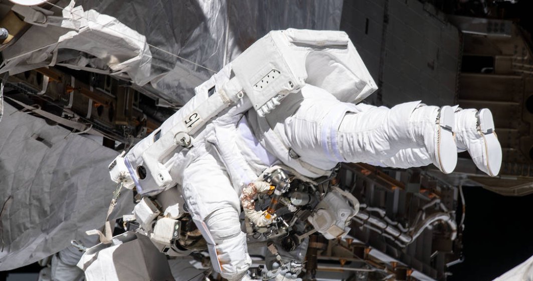 Revenirea pe Lună ar putea fi întârziată și de costumele astronauților - Musk s-a „oferit” să rezolve el problema