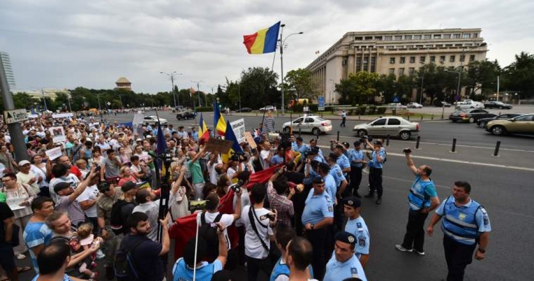 Sindicalistii de la Dacia protesteaza in fata Guvernului. Acestia cer modificare legislatiei muncii si punerea ei in acord cu normele europene
