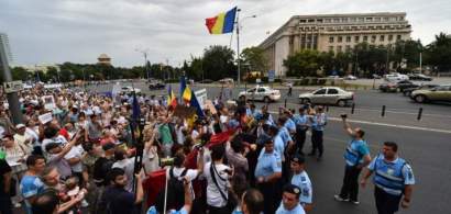 Sindicalistii de la Dacia protesteaza in fata Guvernului. Acestia cer...